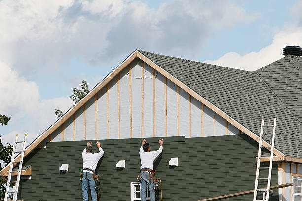 Professional Vinyl Siding technician working in Hamilton, TX